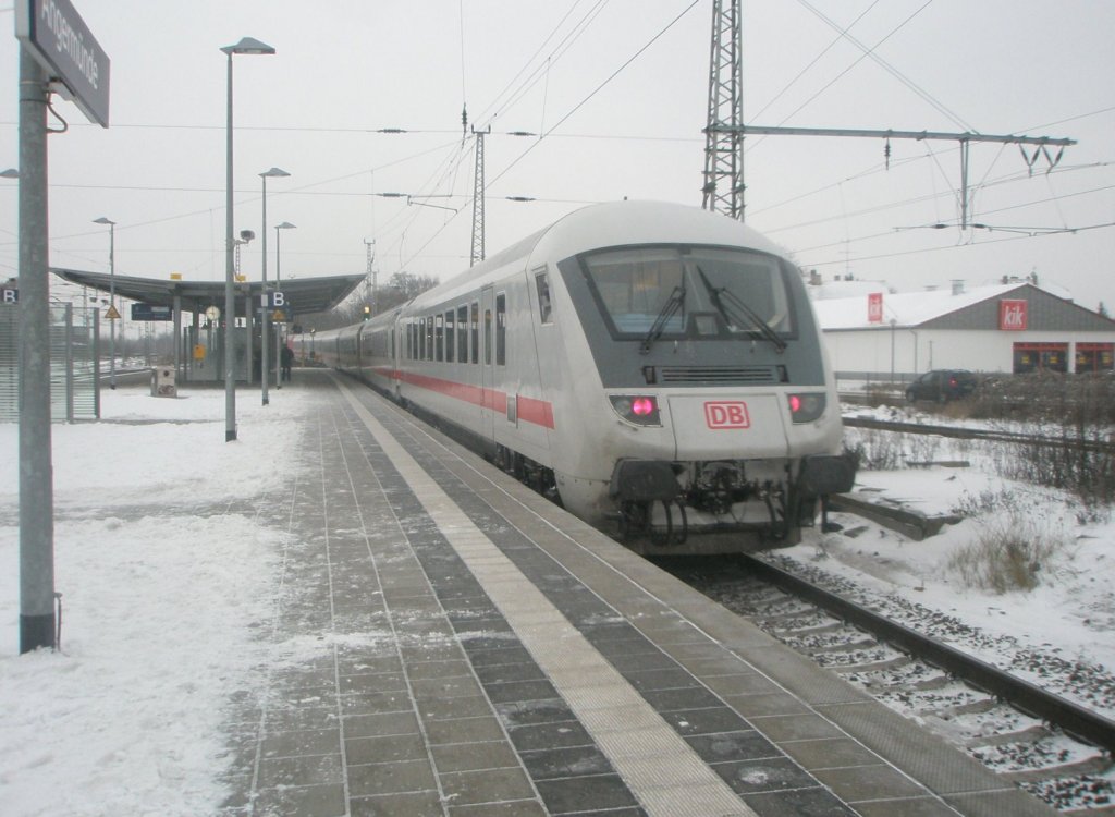 Hier ein IC nach Dsseldorf, bei der Ausfahrt am 22.12.2009 aus Angermnde.