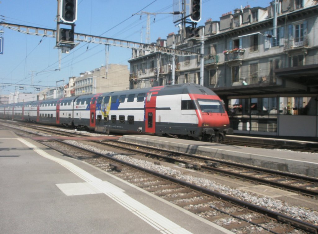 Hier ein IC nach Genf, bei der Einfahrt am 29.7.2009 in Genf.