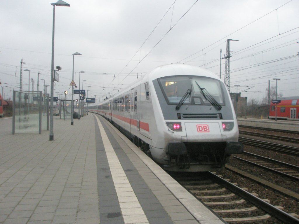 Hier ein IC nach Ostseebad Binz, bei der Ausfahrt am 10.12.2009 aus Angermnde.