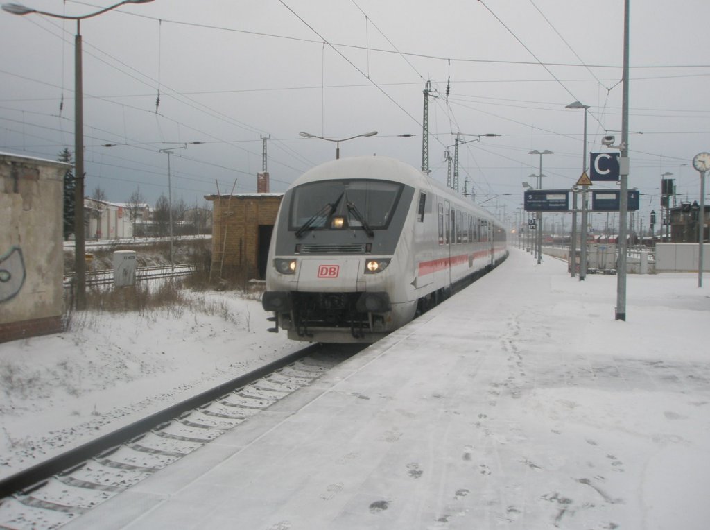 Hier ein IC von Stralsund Hbf. nach D�sseldorf Hbf., bei der Einfahrt am 21.12.2009 in Angerm�nde.