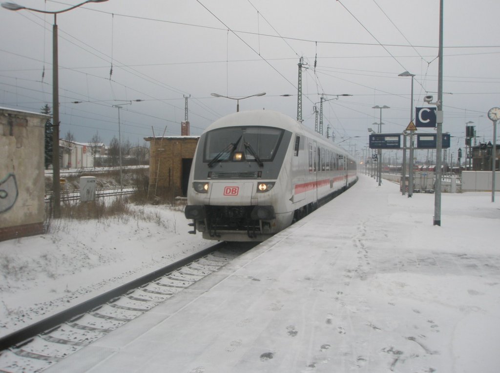 Hier ein IC von Stralsund Hbf. nach Dsseldorf Hbf., bei der Einfahrt am 21.12.2009 in Angermnde.