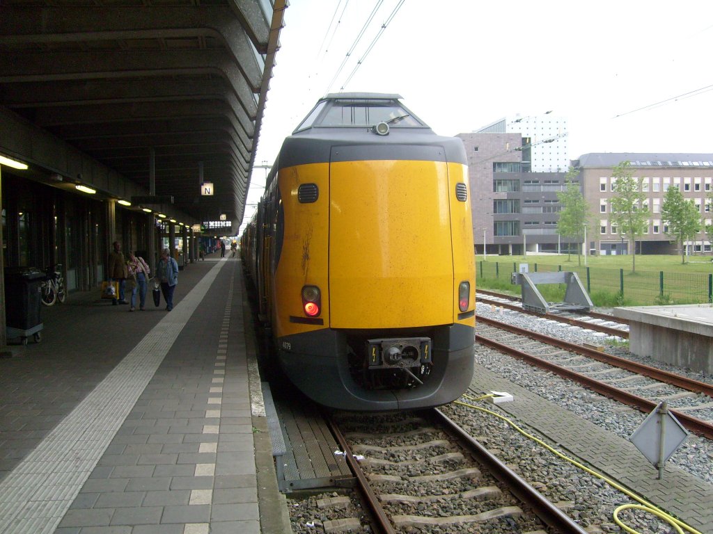 Hier ein Koploper als IC nach Schiphol im Bahnhof von Enschede.
