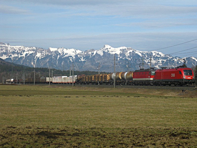 Hier ein langer Gterzug bespannt von der 1116 104 und 1144 253 in Schlins. Am 19.3.2010 fotografiert.

Lg
