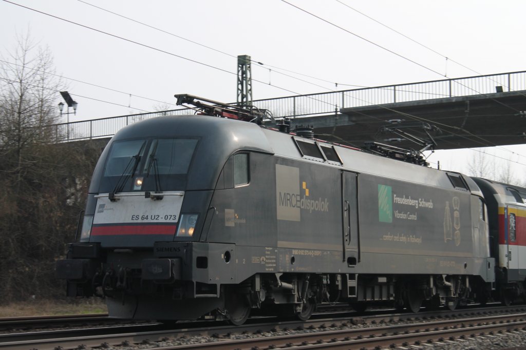 Hier ein Lokportrt von ES 64 U2-073 (alias 182 573-6) von MRCE/DB Fernverkehr. Schn zusehen ist auch ihre  Freudenberg Schwab  Werbung, die die Lok schon 4 Jahre trgt. Hier ist die Schnheit kurz hinter Orschweier mit dem EuroCity 6 von Chur nach Hamburg-Altona. Die Tauris bespannen die EC´s 6 und 7 von Basel SBB bis Hamburg Altona. Auf dem Schweizer Teil werden sie meist mit Loks der Reihen Re 460 oder Re 420 bespannt.