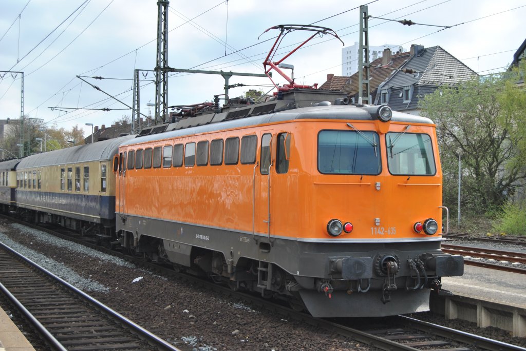 Hier ein Nachschuss der 1142 635 von North Rail die am Zugschluss des Rheingold Epress mitluft. Sie brachte den Zug zuvor nach Franfurt am Main Sd wo sie dann von der 01 118 abgelst wurde bis Wrzburg.
Aufgenommen am 20.04.2013 in Frankfurt am Main Sd.
