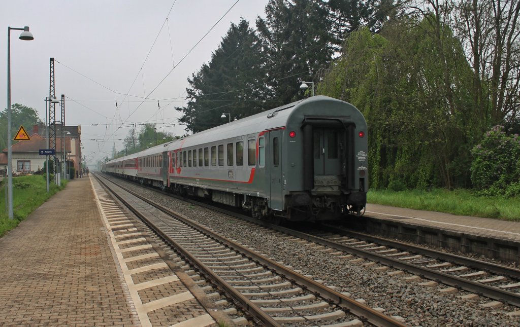 Hier ein Nachschuss von dem CNL 473 in Kenzingen am 02.05.2013. Zuglok an diesem Tag war ES 64 U2-025, die noch mit der boxXpress.de Folie beklebt war. Am Mittag des gleichen Tages zog sie dann das letzte mal den EC 6 nach Hamburg-Altona. Einen Tag spter, am 03.05.2013, wurde sie dann wieder an MRCE zurckgegeben. 