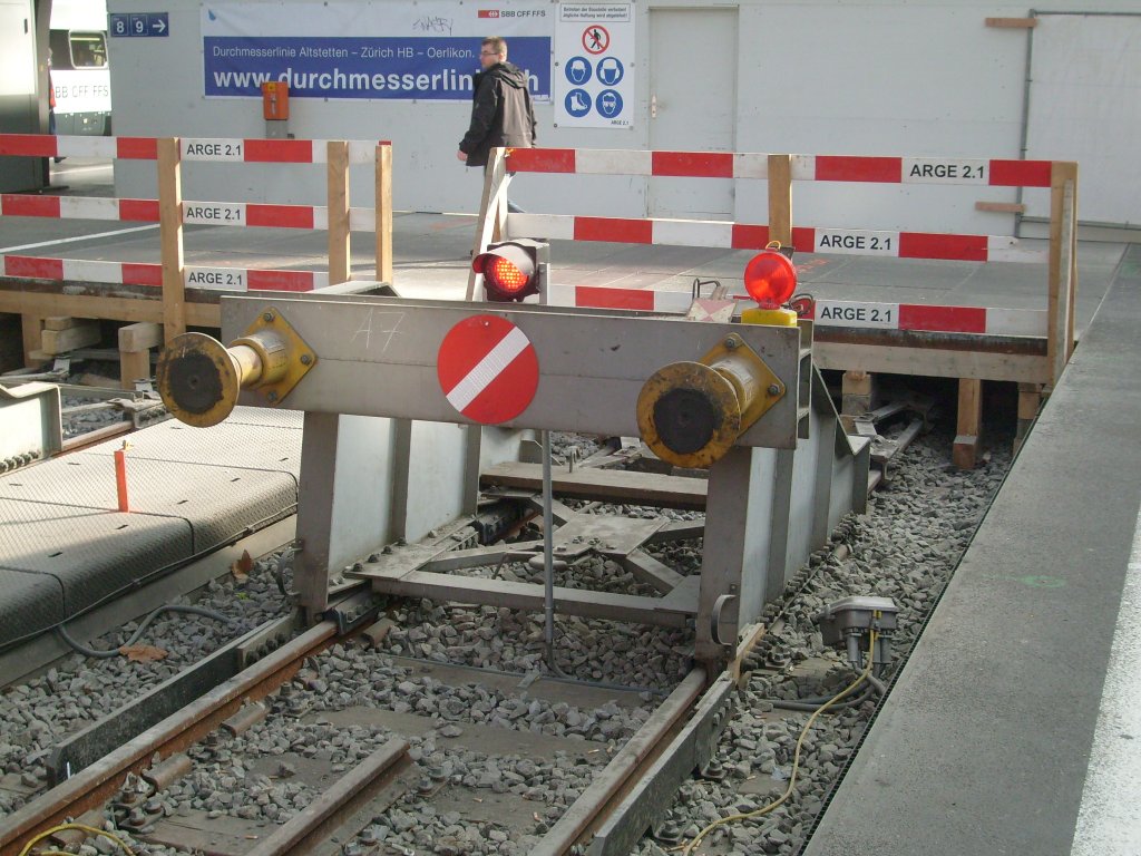 Hier ein provisorisch aufgestellter Prellbock in Zrich HB auf Gleis 9. Aufgenommen am 19.2.