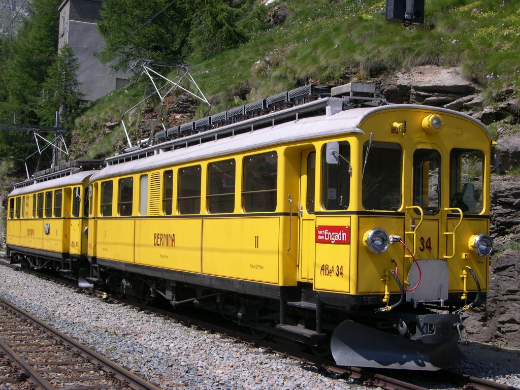 Hier ein R5 nach St.Moritz, dieser Zug stand am 24.7.2009 in der Station Alp Grm.