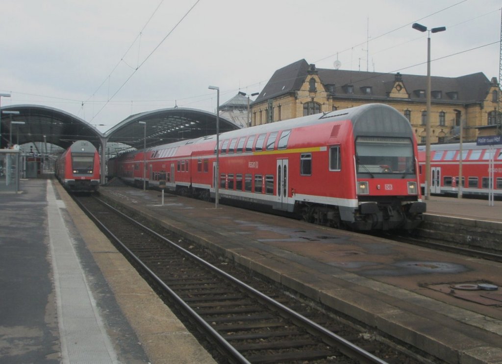 Hier ein RE nach Halle(Saale) Hbf. und im Hintergrund eine RB75 nach Nordhausen, diese beiden Zge standen am 5.4.2010 in Halle(Saale) Hbf.