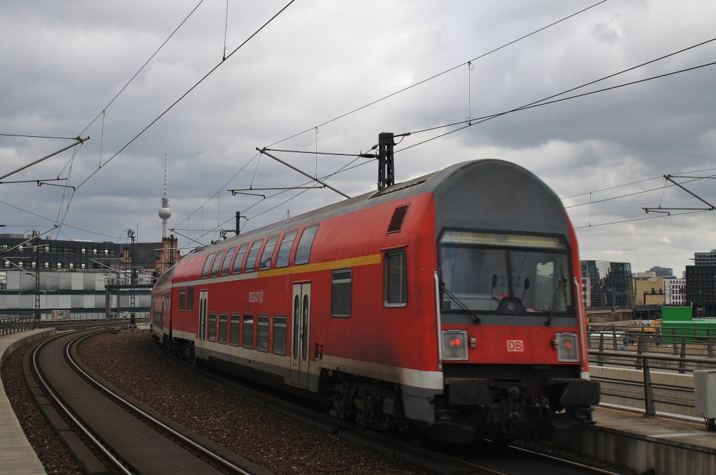 Hier ein RE1 von Berlin Charlottenburg nach Frankfurt(Oder), bei der Ausfahrt am 25.2.2012 aus Berlin Hbf.