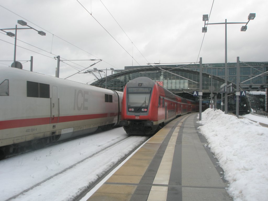 Hier ein RE1 von Brandenburg Hbf. nach Eisenhttenstadt, bei der Einfahrt am 3.2.2010 in Berlin Hbf.