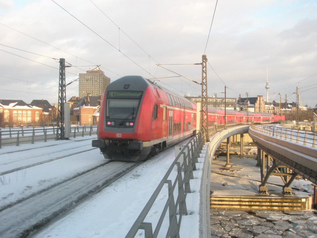 Hier ein RE1 von Magdeburg Hbf. nach Eisenhttenstadt, bei der Ausfahrt am 3.2.2010 aus Berlin Hbf.