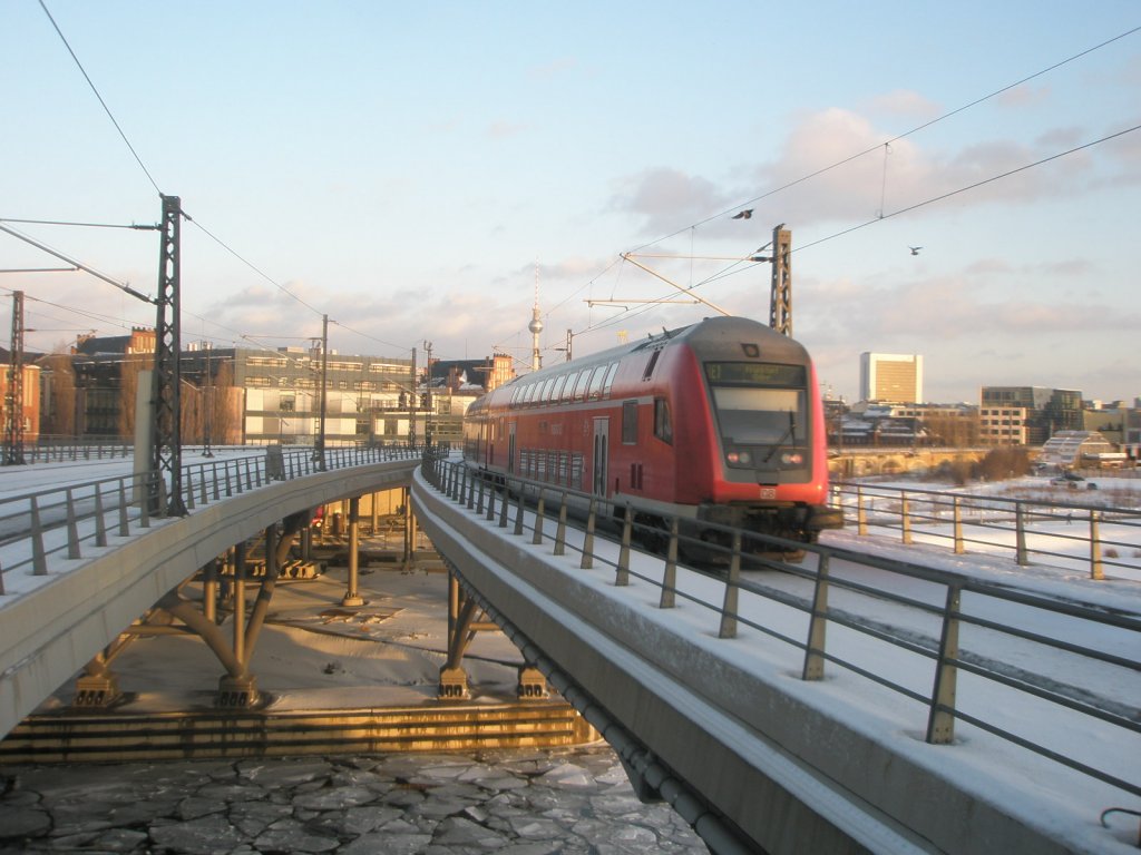Hier ein RE1 von Magdeburg Hbf. nach Frankfurt(Oder), bei der Ausfahrt am 3.2.2010 aus Berlin Hbf.