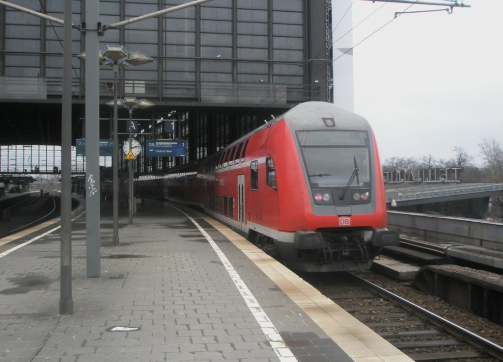 Hier ein RE1 von Magdeburg Hbf. nach Frankfurt(Oder), bei der Einfahrt am 20.3.2010 in Berlin Zoologischer Garten.