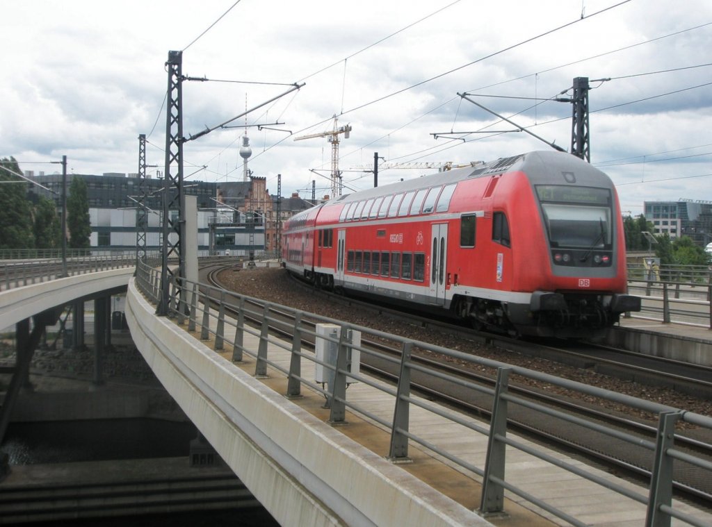 Hier ein RE1 von Magdeburg Hbf. nach Berlin Ostbahnhof, bei der Ausfahrt am 18.6.2011 aus Berlin Hbf.