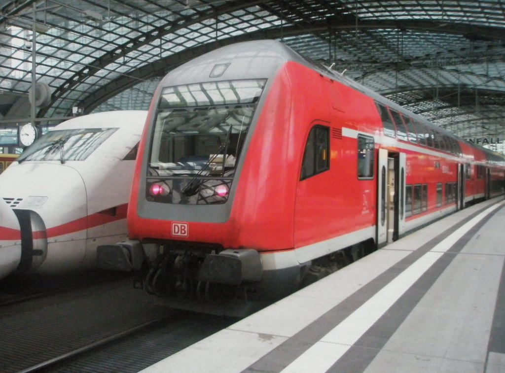 Hier ein RE1 nach Eisenhttenstadt, dieser Zug stand am 18.10.2009 im Berliner Hbf.