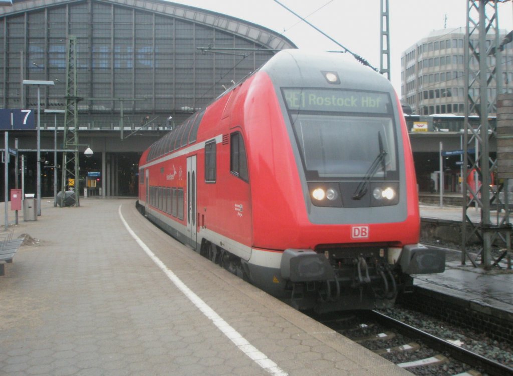 Hier ein RE1 nach Rostock Hbf., bei der Ausfahrt am 13.3.2010 aus Hamburg Hbf.