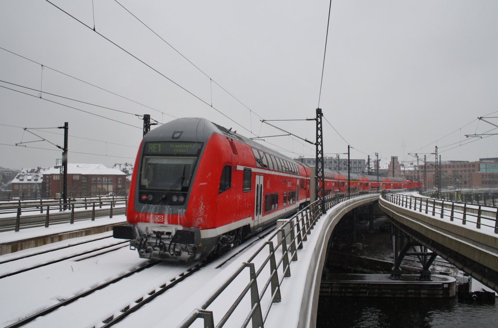 Hier ein RE1 (RE18111) von Magdeburg Hbf. nach Frankfurt(Oder), bei der Ausfahrt am 10.3.2013 aus Berlin Hbf. 