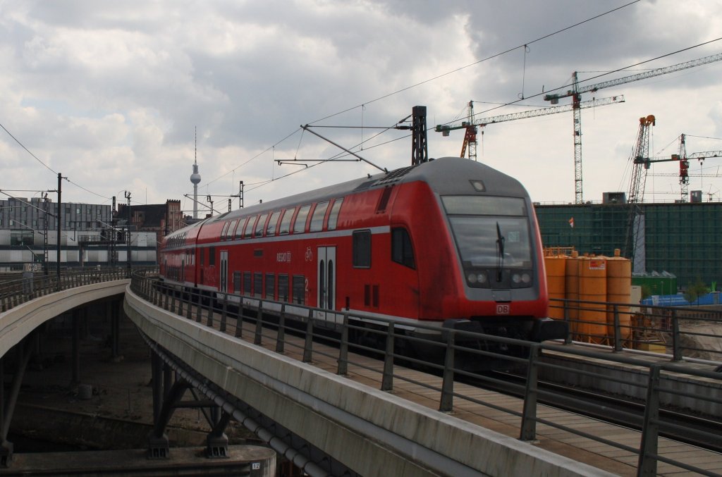 Hier ein RE1 (RE18113) von Magdeburg Hbf. nach Frankfurt(Oder), bei der Ausfahrt am 1.5.2013 aus Berlin Hbf. 