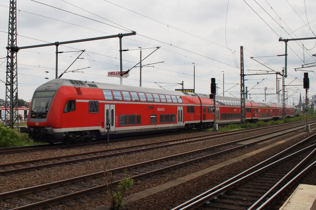 Hier ein RE1 (RE18118) von Frankfurt(Oder) nach Magdeburg Hbf., bei der Einfahrt am 29.6.2013 in Berlin Ostbahnhof. (Geschoben hatte 182 013.)
