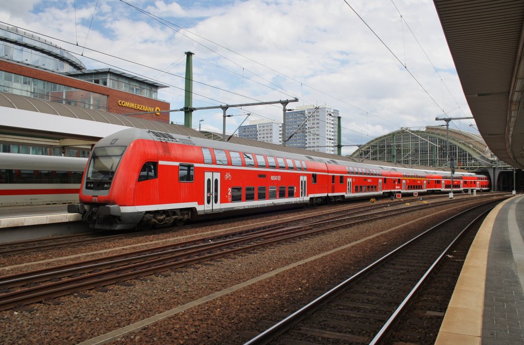 Hier ein RE1 (RE18119) von Magdeburg Hbf. nach Berlin Ostbahnhof, bei der Einfahrt am 23.6.2013 in Berlin Ostbahnhof. 
