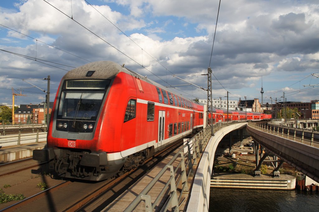 Hier ein RE1 (RE18121) von Magdeburg Hbf. nach Frankfurt(Oder), bei der Ausfahrt am 3.10.2012 aus Berlin Hbf.