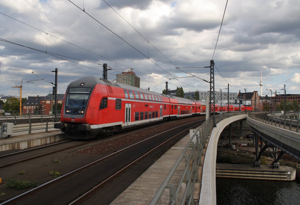 Hier ein RE1 (RE18128) von Frankfurt(Oder) nach Magdeburg Hbf., bei der Einfahrt am 3.10.2012 in Berlin Hbf.