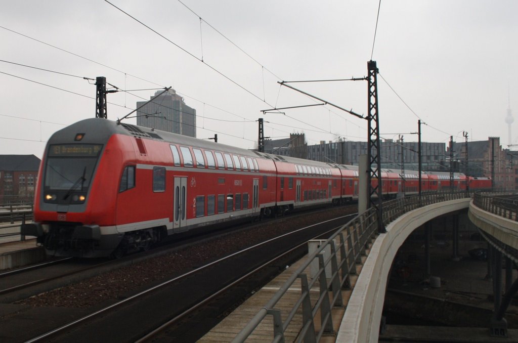 Hier ein RE1 (RE18172) von Frankfurt(Oder) nach Brandenburg Hbf., bei der Einfahrt am 16.2.2013 in Berlin Hbf. 