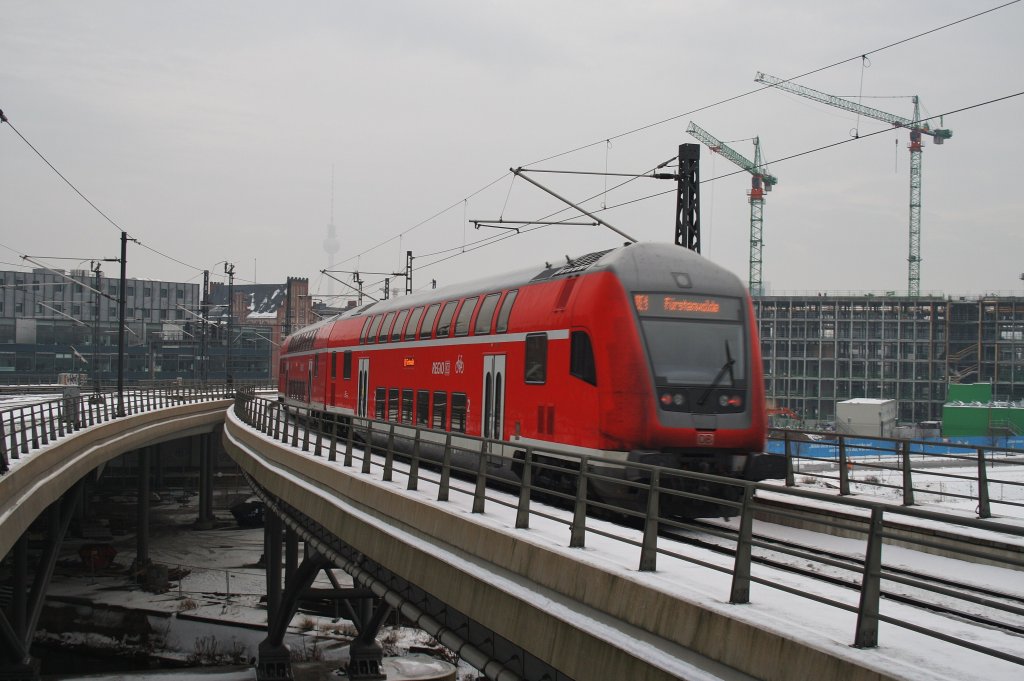 Hier ein RE1 (RE18177) von Brandenburg Hbf. nach Fürstenwalde(Spree), bei der Ausfahrt am 15.12.2012 aus Berlin Hbf. 
