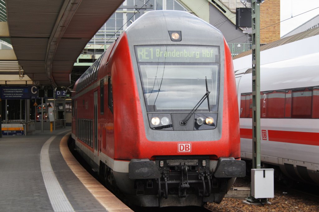 Hier ein RE1 (RE18178) von Berlin Ostbahnhof nach Brandenburg Hbf., bei der Ausfahrt am 23.6.2013 aus Berlin Ostbahnhof. 