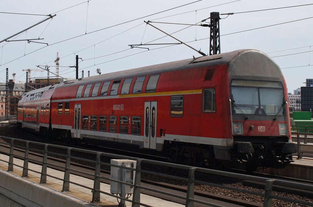 Hier ein RE1 (RE18179) von Berlin Charlottenburg nach Frankfurt(Oder), bei der Ausfahrt am 30.4.2012 aus Berlin Hbf. 