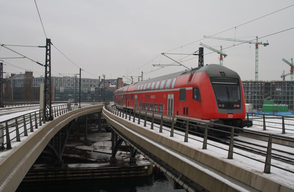 Hier ein RE1 (RE18181) von Brandenburg Hbf. nach Fürstenwalde(Spree), bei der Ausfahrt am 15.12.2012 aus Berlin Hbf. 