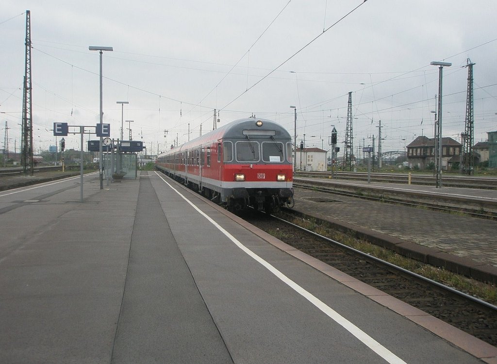 Hier ein RE16 von Hof Hbf. nach Leipzig Hbf., bei der Einfahrt am 14.5.2010 in Leipzig Hbf.
