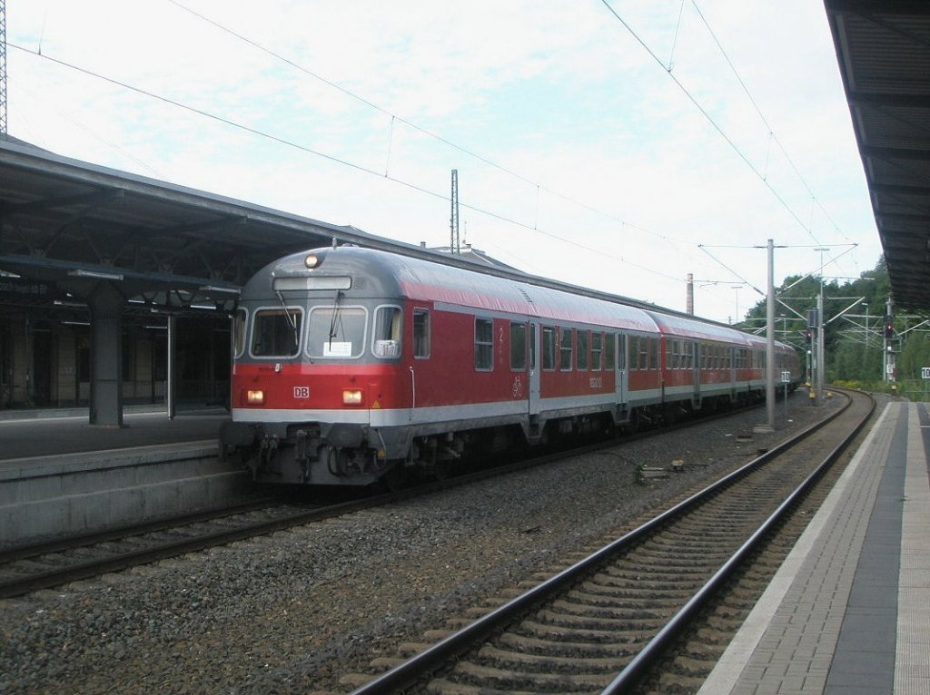 Hier ein RE16 von Hof Hbf. nach Leipzig Hbf., bei der Einfahrt am 18.8.2010 in Reichenbach(Vogtl).