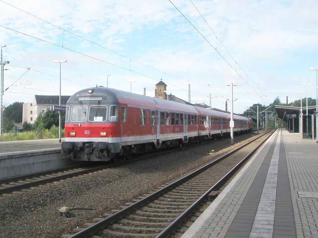 Hier ein RE16 von Hof Hbf. nach Leipzig Hbf., bei der Ausfahrt am 18.8.2010 aus Reichenbach(Vogtl).