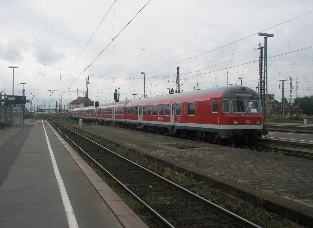 Hier ein RE16 von Leipzig Hbf. nach Hof Hbf., bei der Ausfahrt am 14.5.2010 aus Leipzig Hbf.