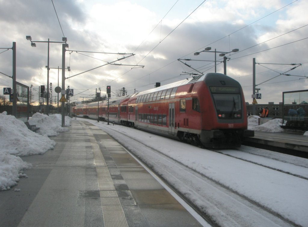 Hier ein RE2 von Cottbus nach Rathenow, bei der Ausfahrt am 3.2.2010 aus Berlin Hbf.