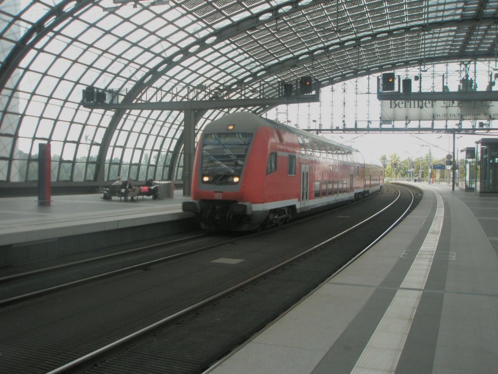 Hier ein RE2 nach Cottbus, bei der Einfahrt am 28.9.2009 in den Berliner Hbf.