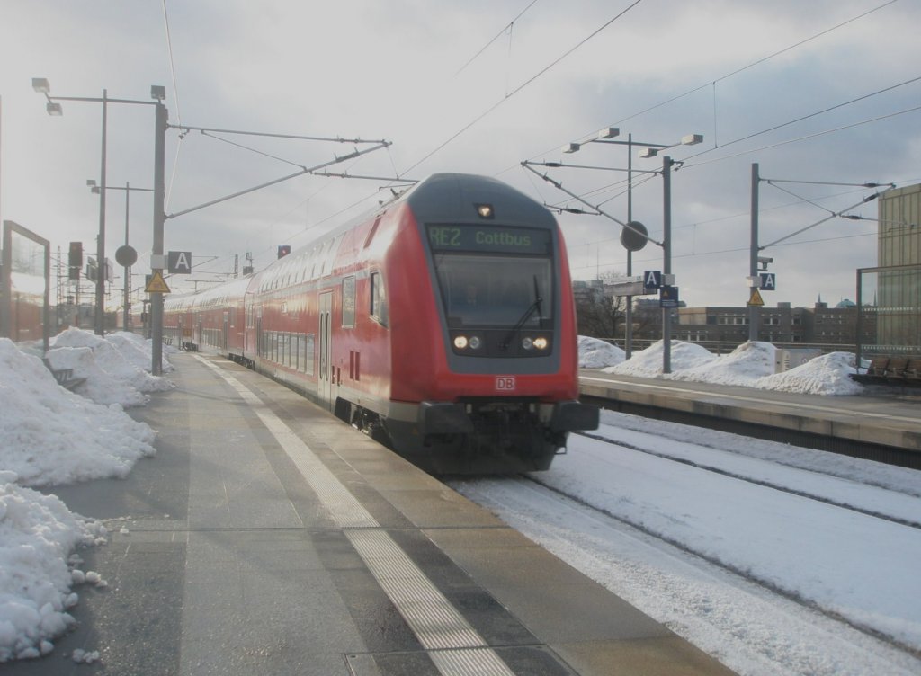 Hier ein RE2 von Rathenow nach Cottbus, bei der Einfahrt am 3.2.2010 in Berlin Hbf.