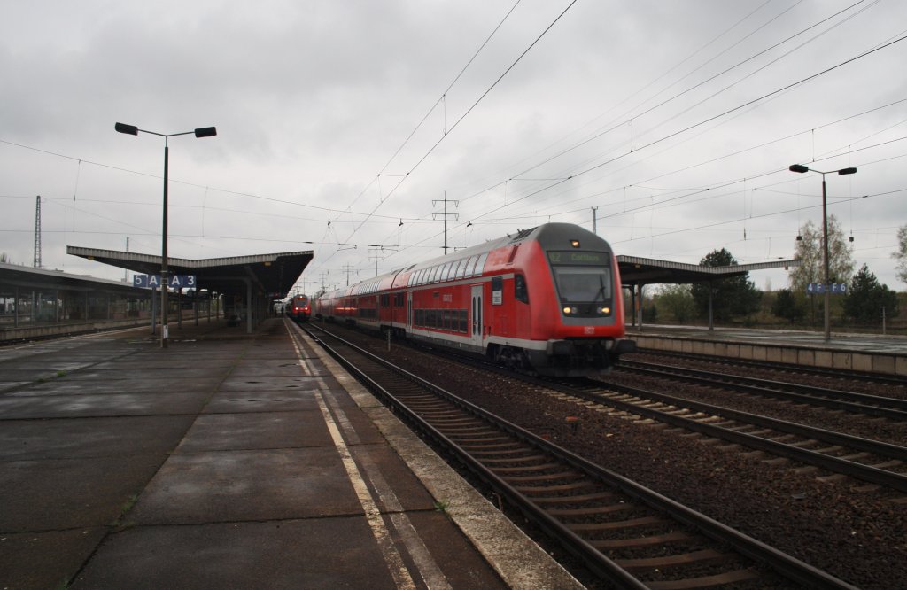 Hier ein RE2 (RE37366) von Wismar nach Cottbus, bei der Durchfahrt am 27.4.2013 durch Berlin Schnefeld Flughafen, in Richtung Berlin Grnauer Kreuz.