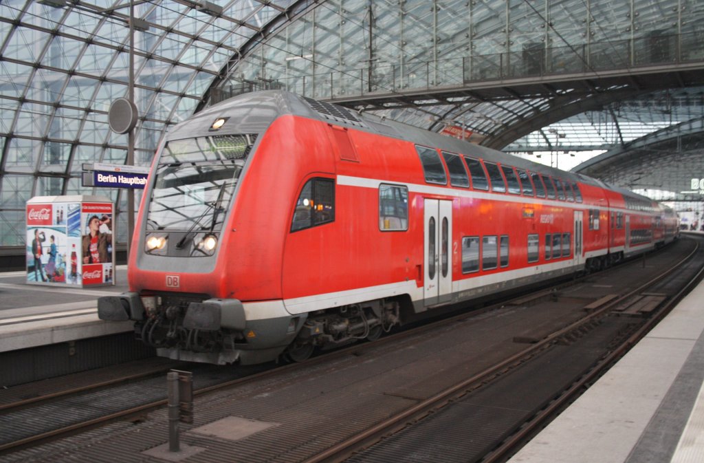 Hier ein RE2 (RE37370) von Wismar nach Cottbus, dieser Zug stand am 16.2.2013 in Berlin Hbf. 
