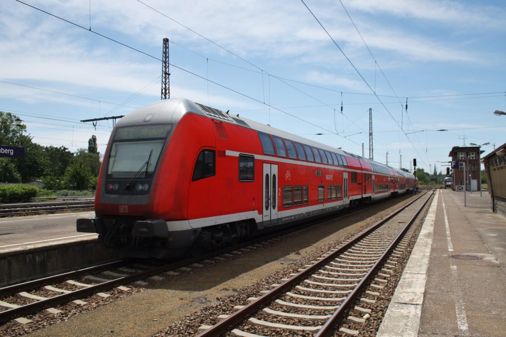 Hier ein RE2 (RE37380) von Cottbus nach Wismar, bei der Ausfahrt am 26.5.2012 aus Berlin Lichtenberg. 