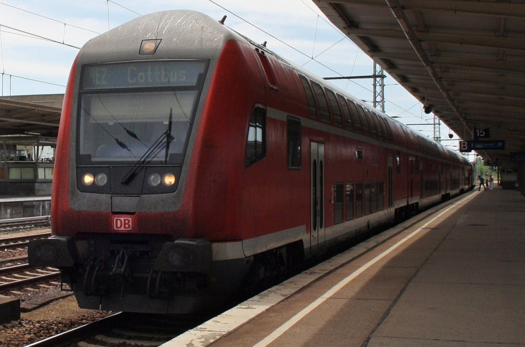 Hier ein RE2 (RE37409) von Wittenberge nach Cottbus, bei der Ausfahrt am 26.5.2012 aus Berlin Lichtenberg. 