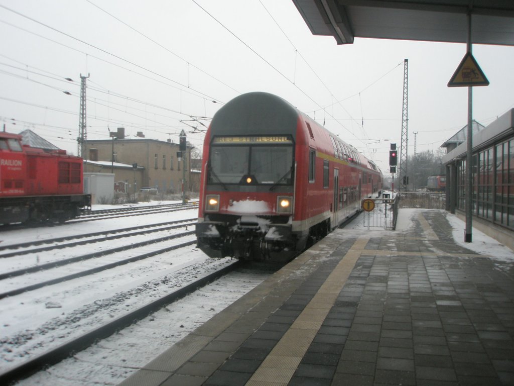 Hier ein RE3 nach Stralsund, bei der Einfahrt am 23.12.2009 in Angerm�nde.