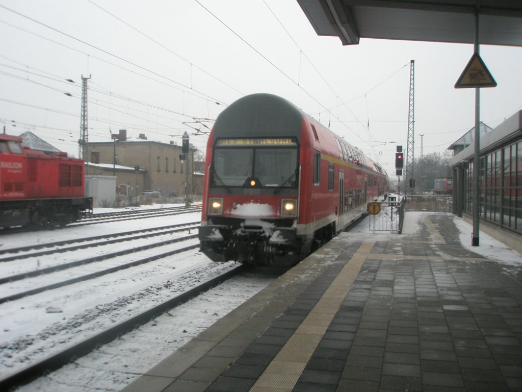 Hier ein RE3 nach Stralsund, bei der Einfahrt am 23.12.2009 in Angermnde.