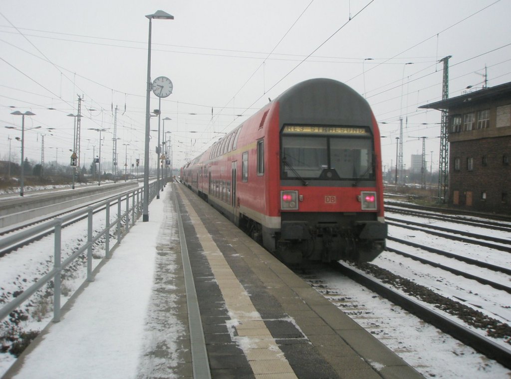 Hier ein RE3 nach Stralsund, bei der Ausfahrt am 24.12.2009 aus Angerm�nde.