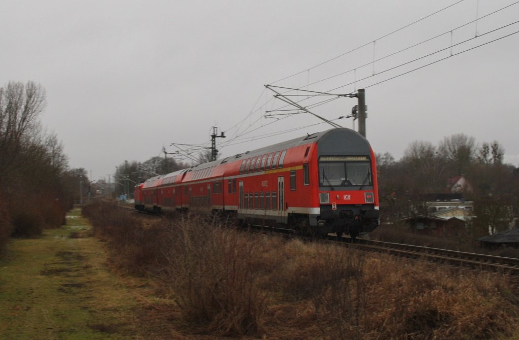 Hier ein RE3 (RE18349) von Schwedt(Oder) Hbf. nach Wünsdorf-Waldstadt, bei der Ausfahrt am 4.2.2013 aus Schwedt(Oder) Hbf. 