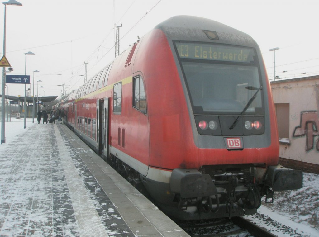 Hier ein RE3 von Stralsund Hbf. nach Elsterwerda, dieser Zug stand am 19.12.2009 in Angermnde.