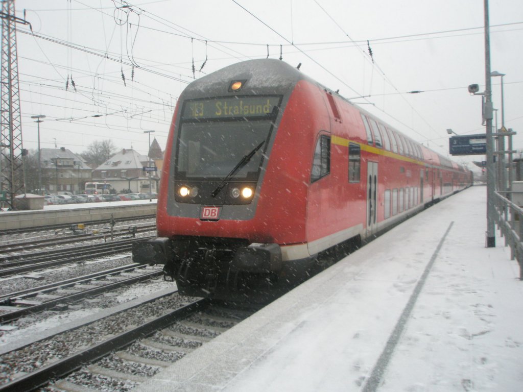 Hier ein RE3 von Wnsdorf-Waldstadt nach Stralsund Hbf., bei der Ausfahrt am 17.12.2009 aus Angermnde.