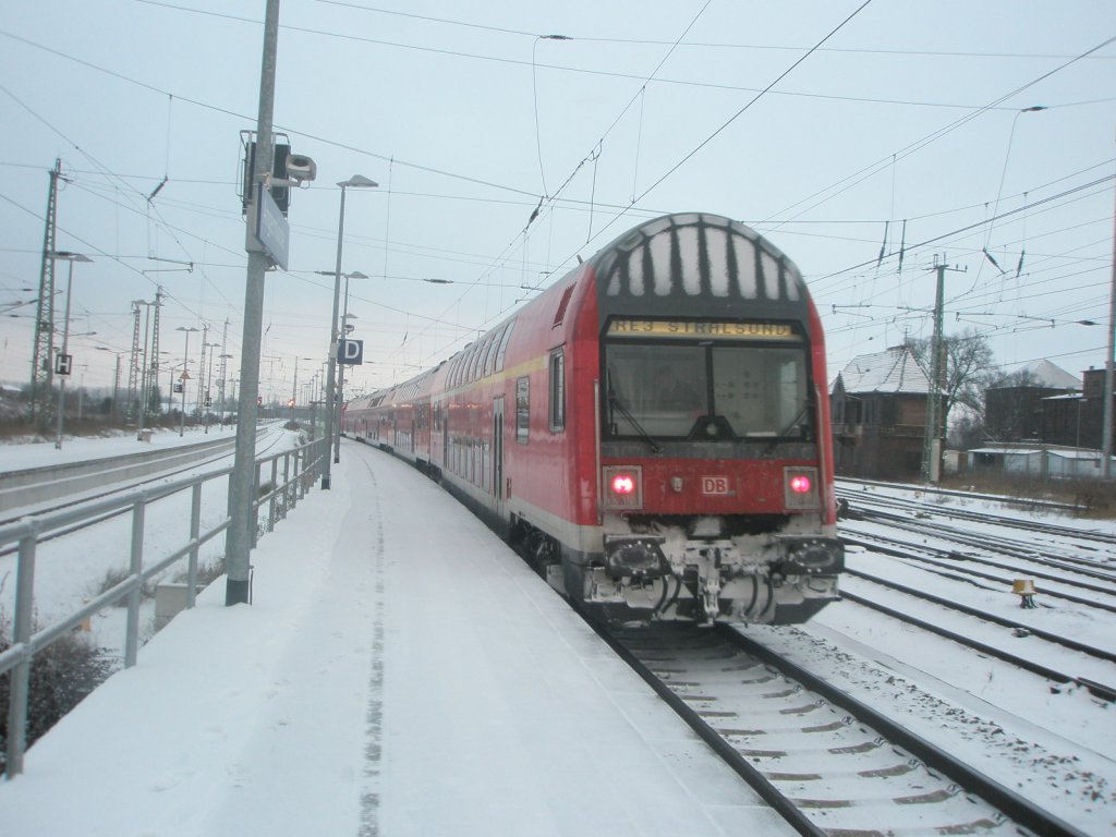 Hier ein RE3 von Wnsdorf-Waldstadt nach Stralsund Hbf., bei der Ausfahrt am 21.12.2009 aus Angermnde.